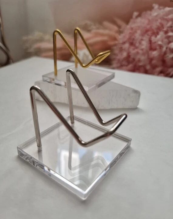 طراحی استند طلا، نقره و بدلی جات با پلکسی گلاس