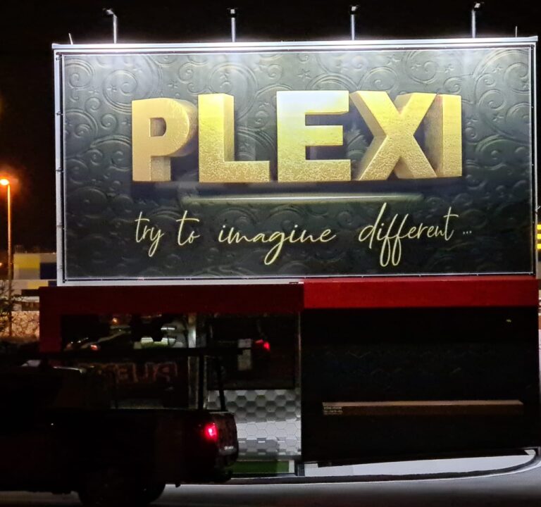 پلکسیگلاس در صنایع تبلیغاتی: از تابلوها تا استندها